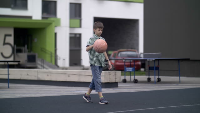 niño-está-entrenando-para-jugar-baloncesto