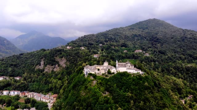BIELLA,-Italien---7.-Juli-2018:-aero-Blick-von-schönen-Schrein,-komplexe,-große-Schloss-antiken-Tempel,-Heiligtum-befindet-sich-in-Bergen-in-der-Nähe-der-Stadt-Biella,-Piemont,-Italien.-Sommer