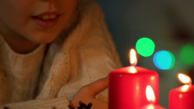 Kleine-Mädchen-machen-Wunsch-zu-Weihnachten-und-Kerzen-ausblasen,-glauben-an-Wunder