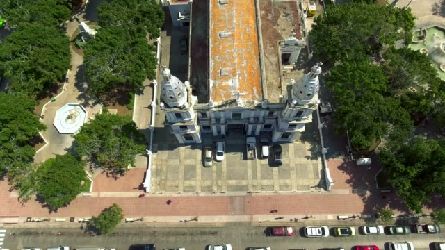 Toma-aérea-mover-hacia-abajo-mostrar-una-iglesia-en-el-centro-de-la-ciudad-de-Ponce,-PR