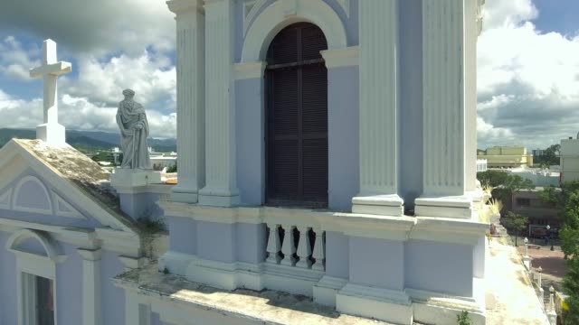 Kippen-Sie-nach-oben-geschossen-der-katholischen-Kirche-und-dann-Luftaufnahme-von-Ponce,-Puerto-Rico