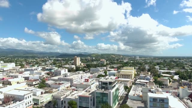 Luftaufnahme-von-Ponce,-PR,-das-endet-mit-einer-Kirche-im-Zentrum-Stadt-hautnah