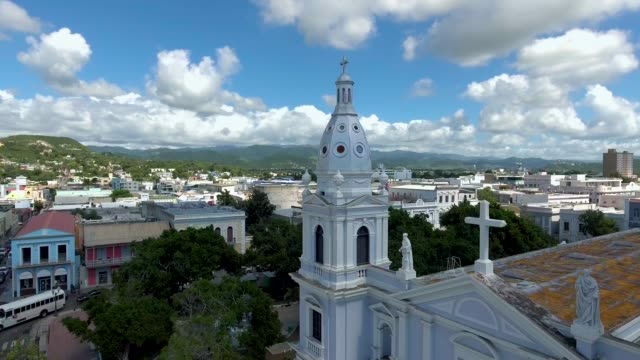Antenne,-erschossen,-beginnend-bei-einer-Kirche-und-dann-Blick-auf-die-Stadt-Ponce,-Puerto-Rico