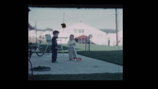 1960-mujer-con-niños-pequeños-en-el-patio-trasero