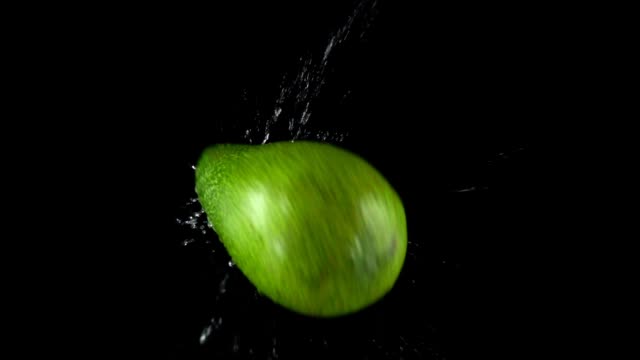 Avocado-auf-einem-schwarzen-Hintergrund.-Slow-Motion.