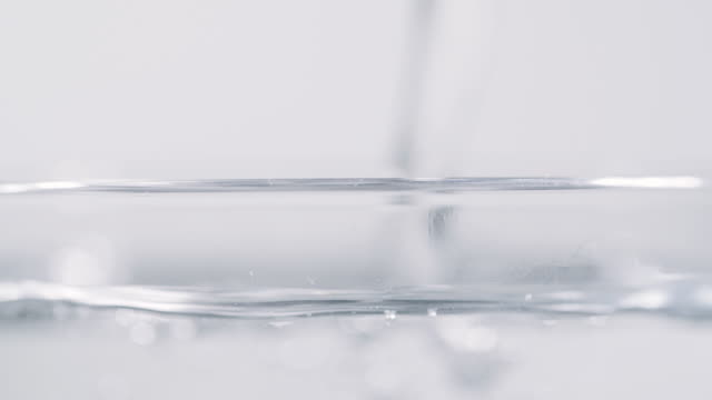Wasser-füllt-ein-Glas-in-Zeitlupe-und-Makro