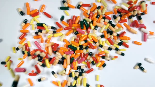 Eine-Menge-Pillen-oder-Drogen-Farbhintergrund.-Viele-Medikamente-auf-dem-Tisch.-Erste-Hilfe-Kit-mit-Pillen.-Apotheke-mit-Medizin.