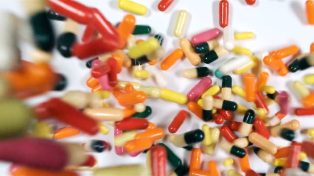 Eine-Menge-Pillen-oder-Drogen-Farbhintergrund.-Viele-Medikamente-auf-dem-Tisch.-Erste-Hilfe-Kit-mit-Pillen.-Apotheke-mit-Medizin.