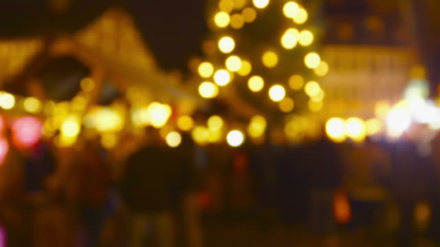 Christmas-Market-Impressionen---defokussierten-Schuss-von-einem-schönen-Weihnachtsmarkt-bei-Nacht