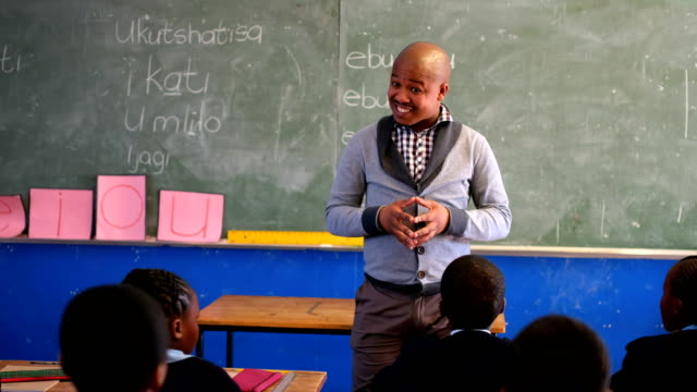 Männliche-Lehrer-unterrichten-von-Schülern-in-der-Klasse-4k