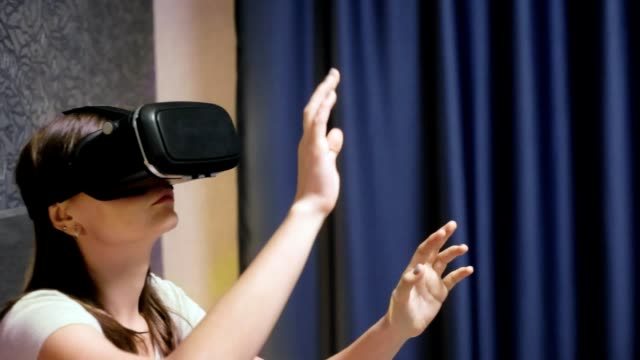 Schöne-junge-Frau-tragen-VR-Kopfhörer-im-Schlafzimmer-und-schaut-sich-um.