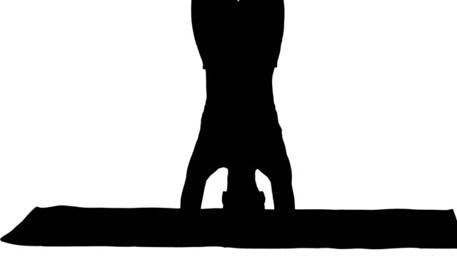 Silhouette-schöne-junge-Frau-tut-Yoga-Übung-Variation-der-unterstützten-Kopfstand,-Garuda-Salamba-Sirsasana-mit-gekreuzten-Beinen