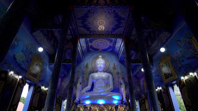 Templo-del-Buda-de-azul-en-la-provincia-de-Chiang-Rai.-El-blue-buddha-sedentarios.