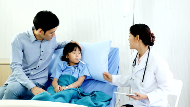 Kleines-Mädchen-kümmerte-vom-Arzt-im-Krankenhaus.-Arzt-zu-Patient-im-Krankenzimmer-besuchen.-Menschen-mit-Gesundheits--und-medizinischen-Konzept.