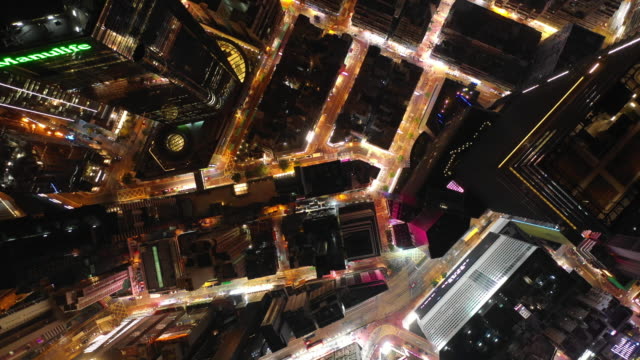 nachts-beleuchteten-Hong-Kong-Stadtbild-Innenstadt-Verkehr-Straße-Topdown-aerial-Panorama-4k