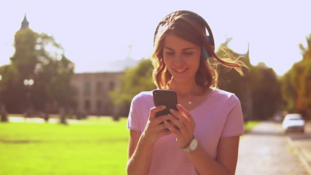 Glückliche-Frauen-SMS-Nachricht-beim-open-air
