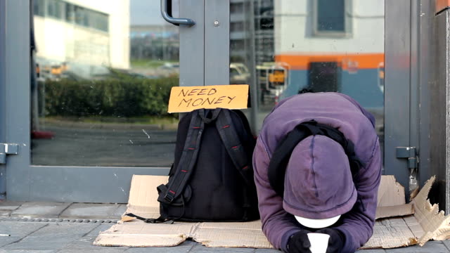 Obdachlose-Bettler-Mann-betteln-auf-der-Straße