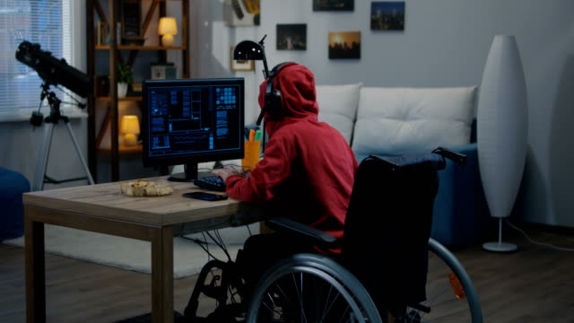 Behinderter-Junge-hackt-auf-seinem-Computer