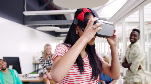 Weibliche-kreative-mit-VR-Brille-in-einem-modernen-Büro