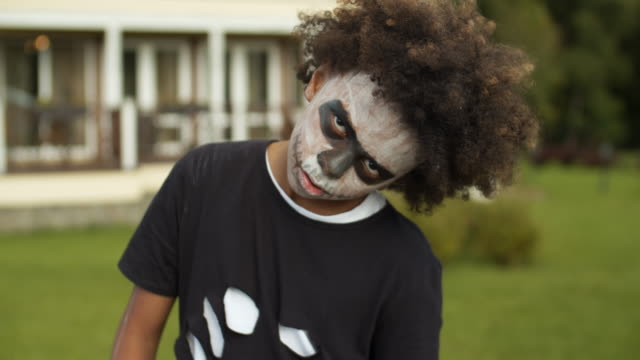 Porträt-von-African-Boy-in-Halloween-Kostüm