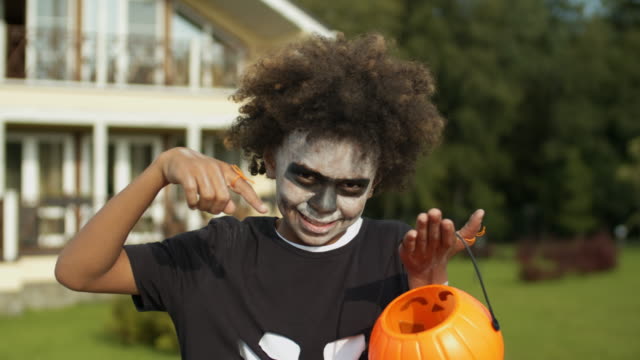 Afrikanischer-Junge-im-Halloween-Kostüm