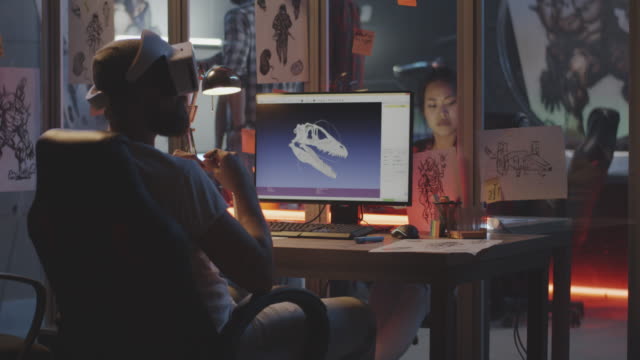 Hombre-modelando-cráneo-de-dinosaurio-en-la-computadora