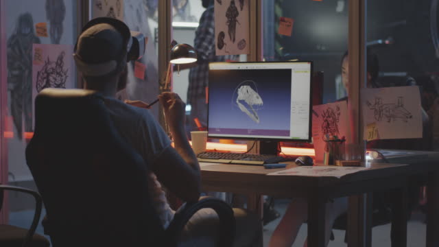Man-modeling-dinosaur-skull-on-computer