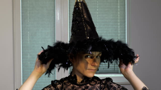 Mujer-probar-en-sombrero-de-bruja-de-Halloween