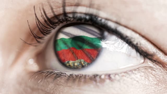Frau-grünes-Auge-in-Nahaufnahme-mit-der-Flagge-von-Bulgarien-in-Iris-mit-Windbewegung.-Videokonzept