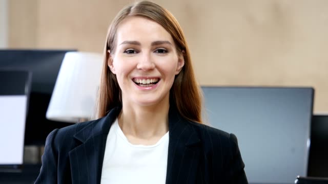 Mujer-emocionada-feliz-en-oficina