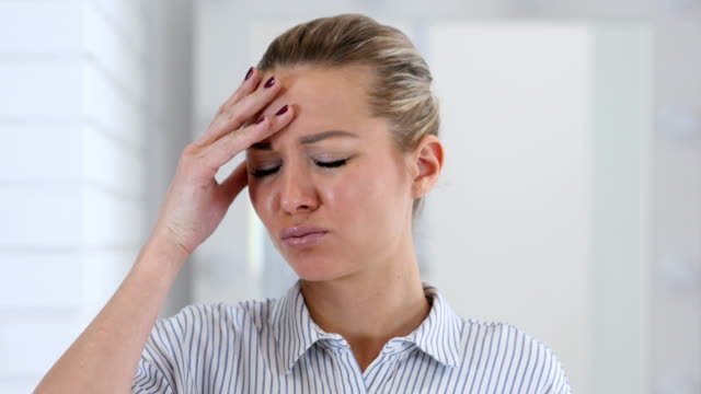 Kopfschmerzen,-frustrierte-Frau-Portrait
