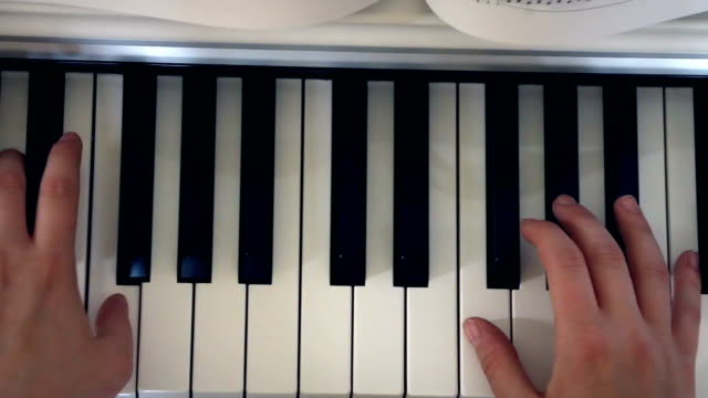 Tocando-el-piano-en-vista-de-la-habitación,-superior,-mano