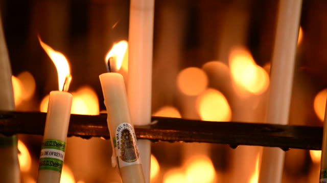 Kerzen-im-candlestick--in-der-Kirche