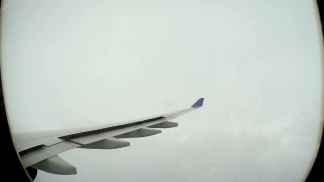 avión-que-volaba-en-el-cielo-tormentoso