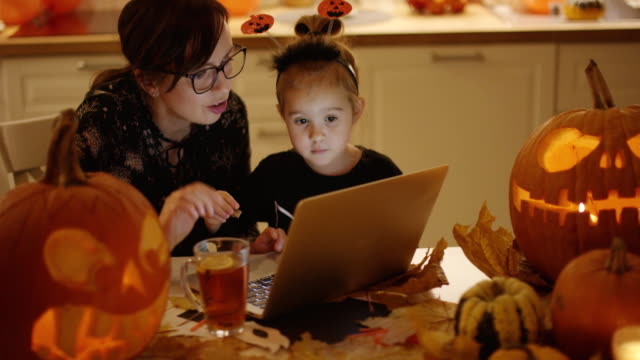 Madre-e-hija-mirando-la-pantalla-del-ordenador-portátil