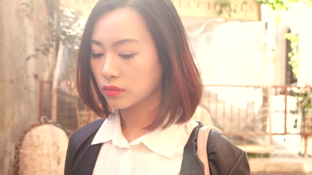 melancholisch-nachdenklichen-jungen-Asiatin-befasst-sich-mit-der-Kamera-zähen-cam