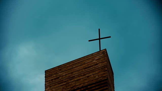 Zeitraffer-Fotografie-von-kreuzen-auf-einem-katholischen-Tempel-vor-dem-Hintergrund-der-düsteren-Himmel