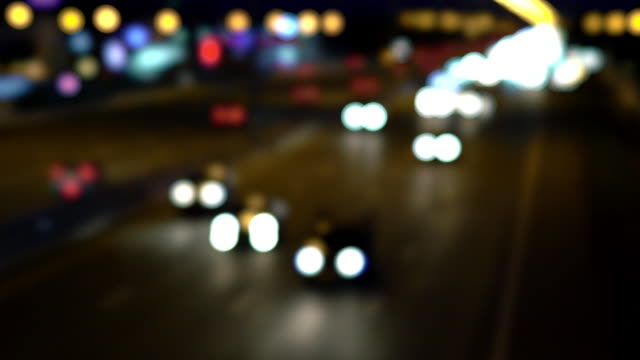 Defokussierung-Fahrzeug-Licht-unterwegs-auf-der-Autobahn-nachts