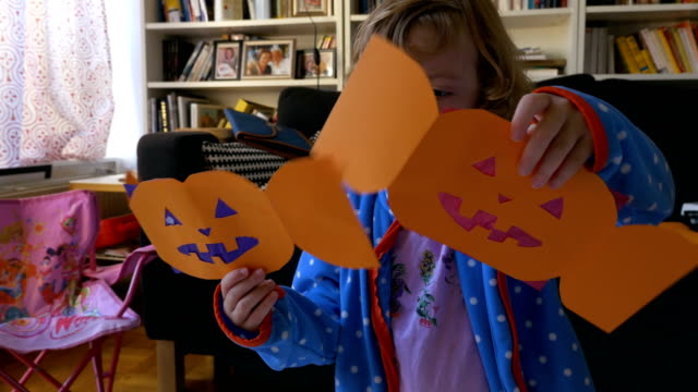 Mädchen-spielen-mit-Halloween-Papier-ausschneiden