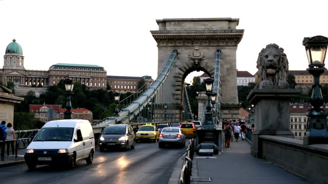 BUDAPEST,-Ungarn---Sommer-2017:-Brücke-über-die-Donau-in-Budapest.-Ungarn.