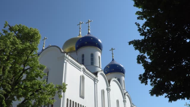 Orthodoxe-Kirche-mit-Kuppeln-gegen-den-blauen-Himmel