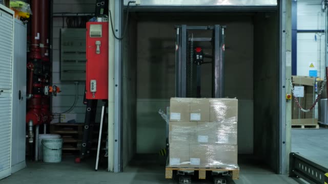 Boxes-wrapping-with-a-foil-by-a-heavy-duty-machine