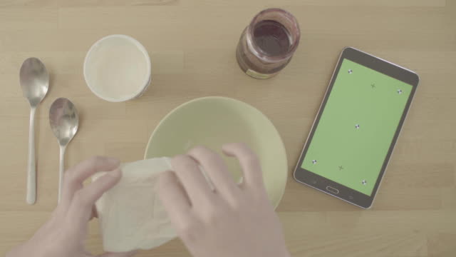 S-log.-Breakfast-and-chroma-key-tablet
