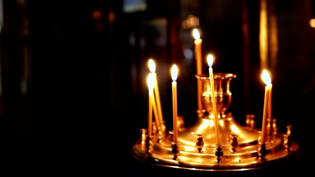 Brennenden-Kerzen-in-den-Altar-vor-den-heiligen-Ikonen-in-die-christliche-orthodoxe-Kirche