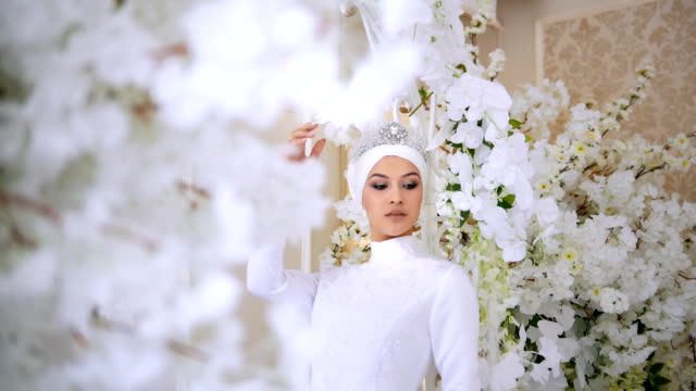 Wunderschöne-muslimische-Braut-im-weißen-Brautkleid-und-Braut-Kopfschmuck