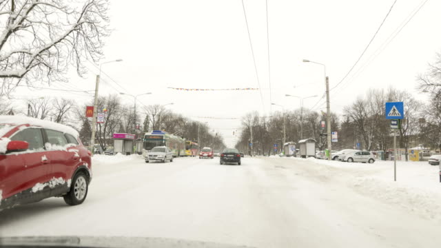 clima-de-invierno-en-el-camino-de-la-auto---cae-nieve
