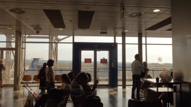 Personas-en-la-sala-de-espera-del-aeropuerto-de-Salónica,-Grecia
