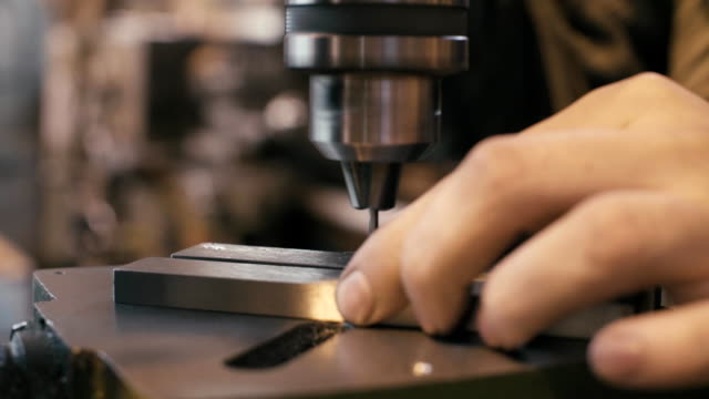Working-milling-machine-in-workshop