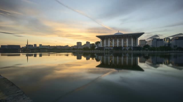 Sonnenaufgang-in-Putrajaya-Moschee.