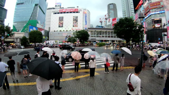 Lapso-de-tiempo-de-4K-de-gente-cruzando-los-famosos-cruces-de-peatones-en-el-centro-de-Shibuya